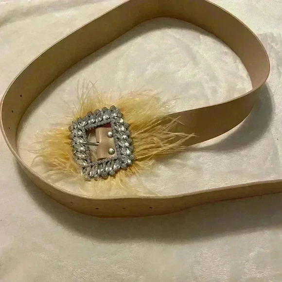 Women’s belt NWOT cream colored belt with rhinestones & feathers on buckle - Picture 1 of 4